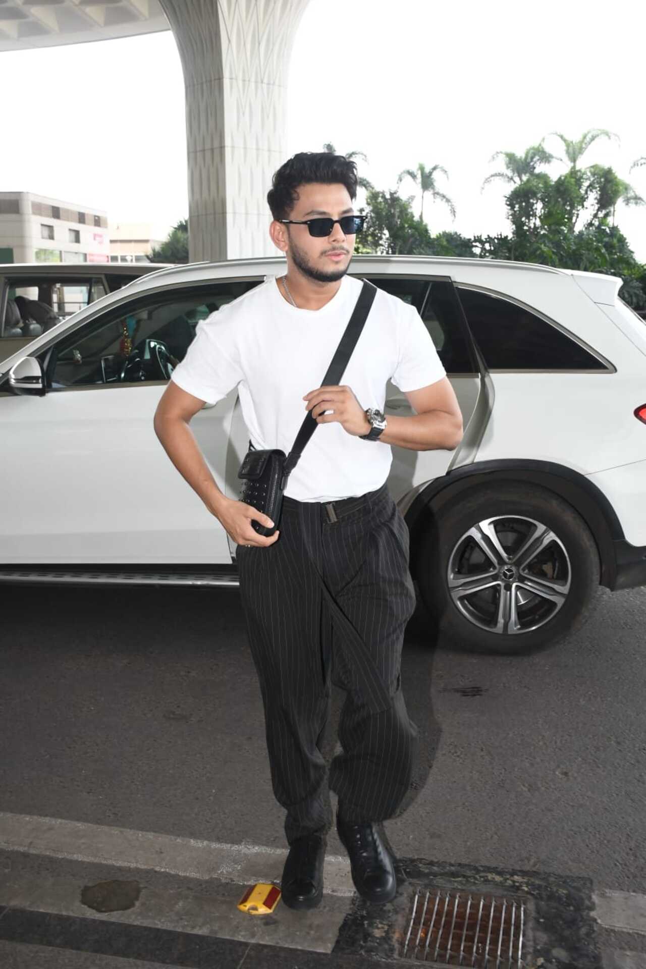 Homebound star Vishal Jethwa was spotted at the airport looking dapper in a white tee and black pants.